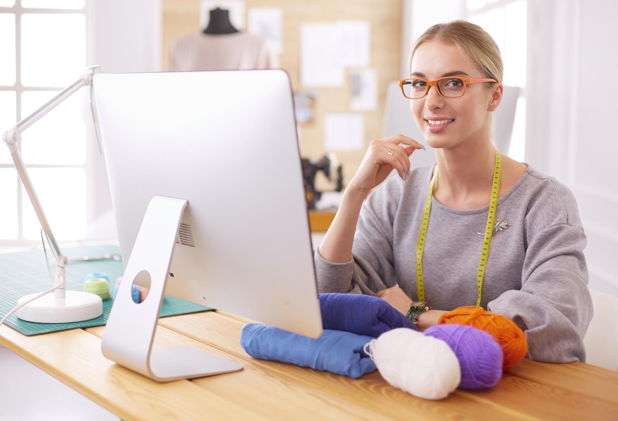 Allieva che ricama in una lezione online