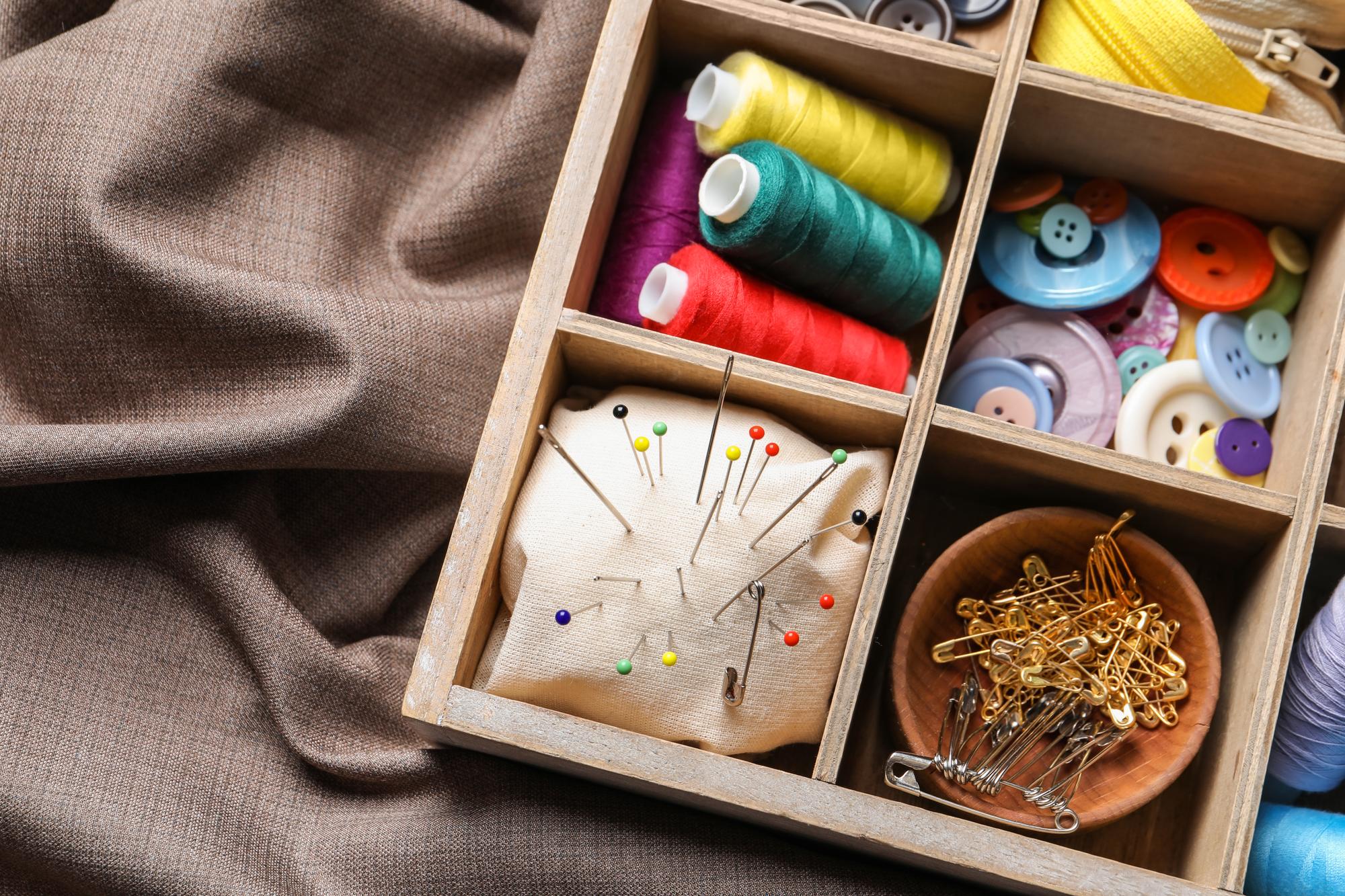 Scatola con kit di ricamo personalizzati